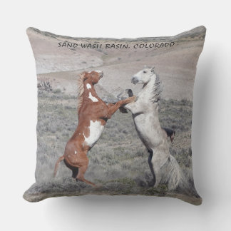 DANCE OF THE STALLIONS PATIO PILLOW KUDDE