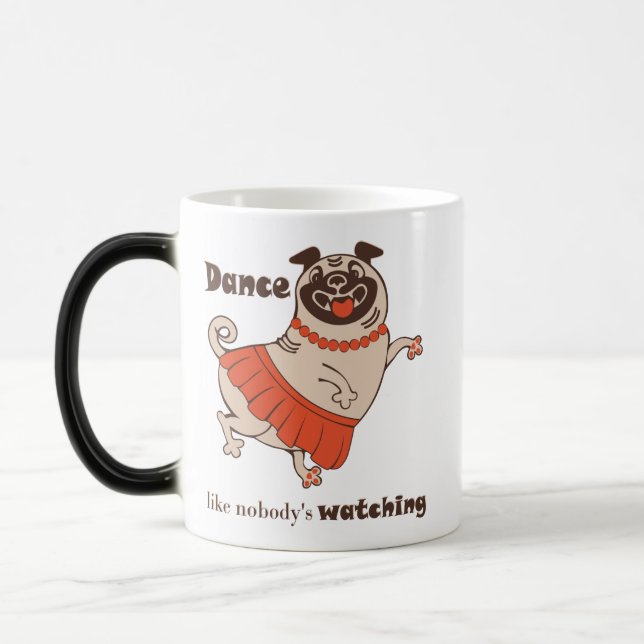 Dance som ingen tittar på Pug Girl Magisk Mugg (Vänster)