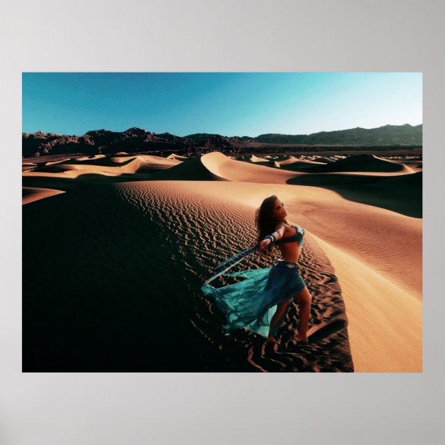 Dancer i Sand Dunes Poster (Framsidan)