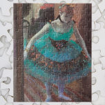 Dancer Lämnar hennes doseringsrum av Edgar Degas Pussel<br><div class="desc">Dancer som Lämnar hennes doseringsrum (c1879) av Edgar Degas är en vintage imponerande bra konst porträtt-målning med en balerina baksida i en vacker grönt med blommor. Hon lämnar sitt omklädningsrum och är på scen. Om konstnären: Edgar Degas (1834-1917) betraktas som en av imperialismens grundare, även om han föredrog realism och...</div>