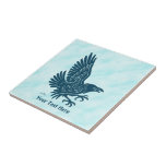 Dancing Blue Raven Kakelplatta<br><div class="desc">En enkel,  blå silhuettliknande bild av en levande korv (Corvus corax) i Norse-Celtic stil,  som läggs ovanpå en snöbakgrundsbild. Anpassa genom att lägga till egen text.</div>