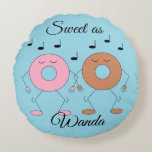 Dancing Donuts Light Blue Rund Kudde<br><div class="desc">Jordgubbsdonut och chokladdonut är så söta. Men det är inte heller så sött som den som kommer att få denna kudde. Det här är en älskarkudde för din älskling i ditt liv. Anpassade. Originalarbete,  c) Sharon Lee Hudson. Alla höger reserverade.</div>