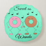 Dancing Donuts Mint Grönt Rund Kudde<br><div class="desc">Jordgubbsdonut och chokladdonut är så söta. Men det är inte heller så sött som den som kommer att få denna kudde. Det här är en älskarkudde för din älskling i ditt liv. Anpassade. Originalarbete,  c) Sharon Lee Hudson. Alla höger reserverade.</div>