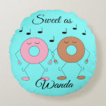 Dancing Donuts Pastel Blue Rund Kudde<br><div class="desc">Jordgubbsdonut och chokladdonut är så söta. Men det är inte heller så sött som den som kommer att få denna kudde. Det här är en älskarkudde för din älskling i ditt liv. Anpassade. Originalarbete,  c) Sharon Lee Hudson. Alla höger reserverade.</div>