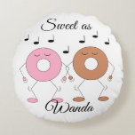 Dancing Donuts White Rund Kudde<br><div class="desc">Jordgubbsdonut och chokladdonut är så söta. Men det är inte heller så sött som den som kommer att få denna kudde. Det här är en älskarkudde för din älskling i ditt liv. Anpassade. Originalarbete,  c) Sharon Lee Hudson. Alla höger reserverade.</div>