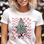 Dancing Julgran Rosa Checkered Retro T Shirt<br><div class="desc">Lägg till en lekfull helgdag till din wardrbe med den här vismliga danskdesignen Julgran! Den här skjortan har ett leende träd med prydnadsföremål och snikningsmedel och ger roligt energi till alla festliga samlingar. Den rosa-kontrollerade bakgrunden lägger till ett trendig, retro, skapar det en perfekt plocka för dem som kärlek står...</div>
