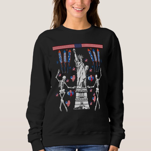 Dancing Skeleton 4th of July American Flag Skellie T Shirt (Framsida)