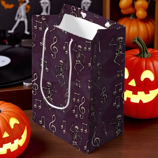Dancing Skeleton Musik noter Halloween (Retro Halloween gift bag featuring playful dancing skeletons and spooky music notes on a deep purple)