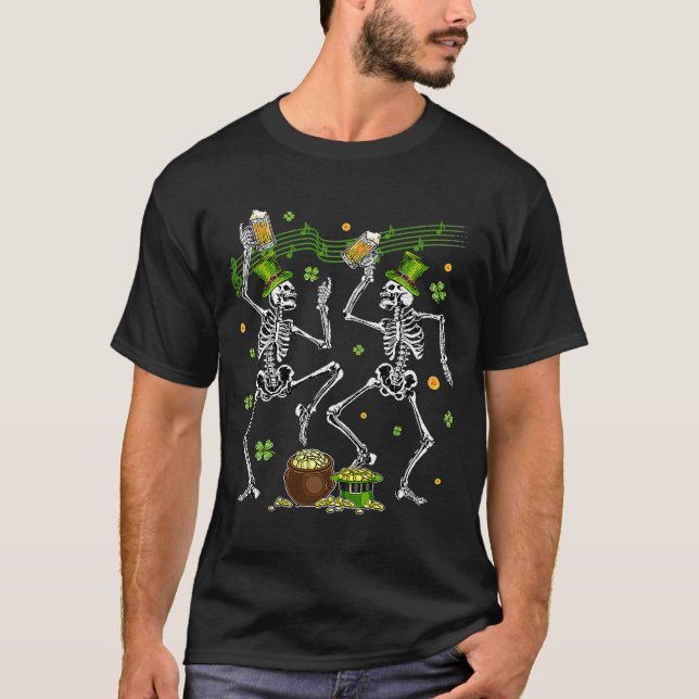 Dancing Skeletons Leprechaun Drinking Beer St Patr T Shirt (Framsida)
