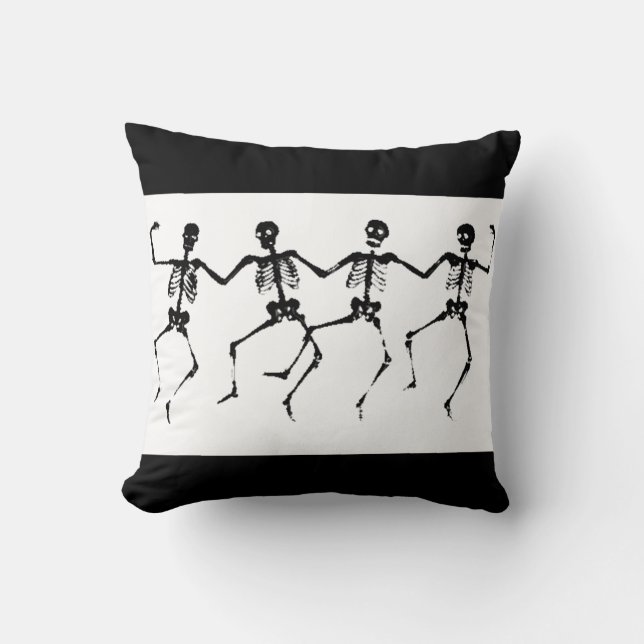 Dancing Skeletons (svartvit) Kudde (Framsida)