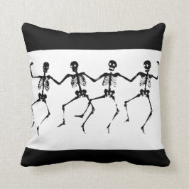 Dancing Skeletons (svartvit) Kudde