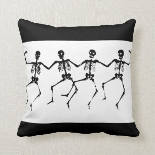 Dancing Skeletons (svartvit) Kudde