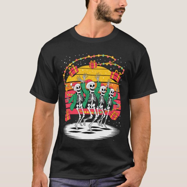 Dancing Skeletons With Santa Hats Christmas Lights T Shirt (Framsida)