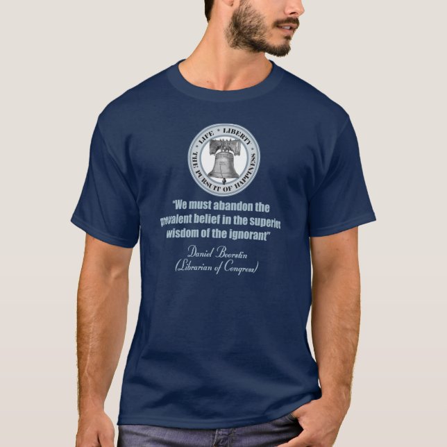 Daniel Boorstin Quote-Wisdom of the Ignorant Tee Shirt (Framsida)