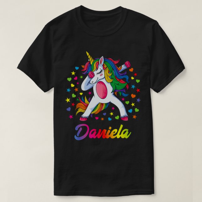 Daniela Dabbing Unicorn Rainbow Personlig Namn T Shirt (Design framsida)