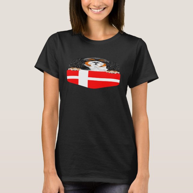 Danmark Flagga Cavalier Kung Charles Spain Hund in T Shirt (Framsida)