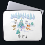 Danning Forest Animals - Julfärg Laptop Fodral<br><div class="desc">Ett laptop sleeve med en vismisk julscen. Lycklig-skogsdjur som dansar runt ett dekorerat Julgran. Festiv vattenfärgsdesign för helgdag.</div>
