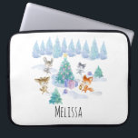 Danning Forest Animals - Julfärg Laptop Fodral<br><div class="desc">Ett laptop sleeve med en vismisk julscen. Lycklig-skogsdjur som dansar runt ett dekorerat Julgran. Festiv vattenfärgsdesign för helgdag.</div>