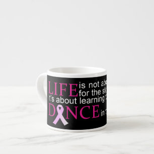 Dans i muggen för regnabröstcancermedvetenhet espressomugg
