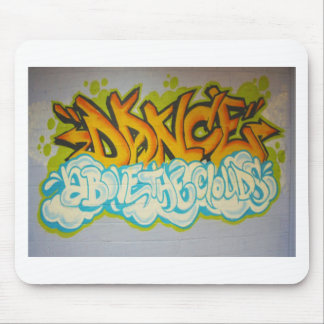 Dans ovanför molngrafitti musmatta