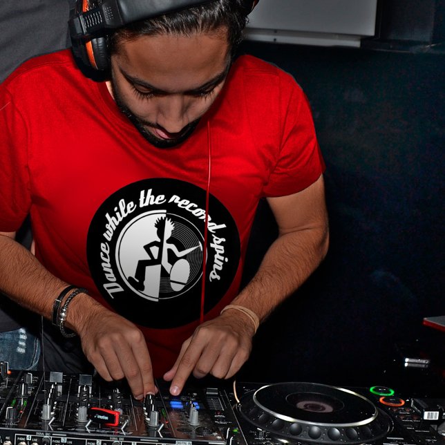 Dansa medan posten snurrar tillbaka grafisk t-shir t shirt (Skapare uppladdad)