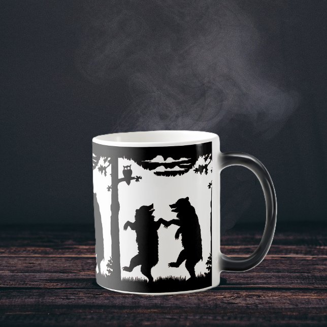 Dansande björnar svart silhuett magisk mugg (fun dancing black bears under trees with owl watching on black and white coffee or tea mug.)