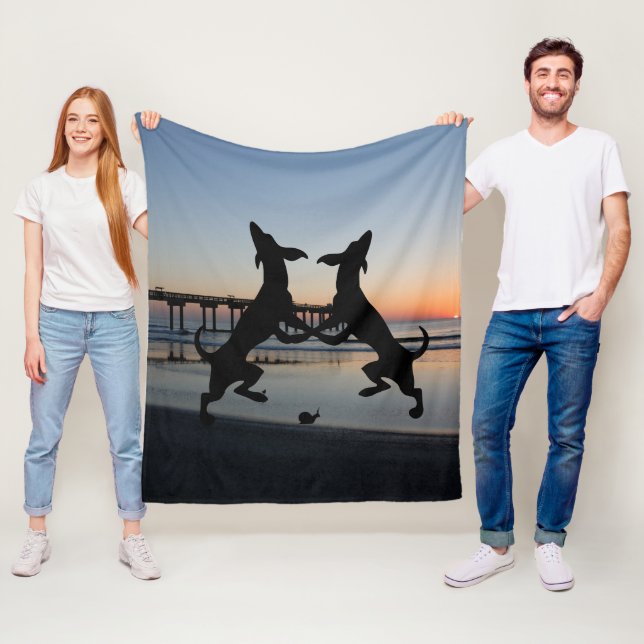 Dansande hundar på stranden fleecefilt (På plats)