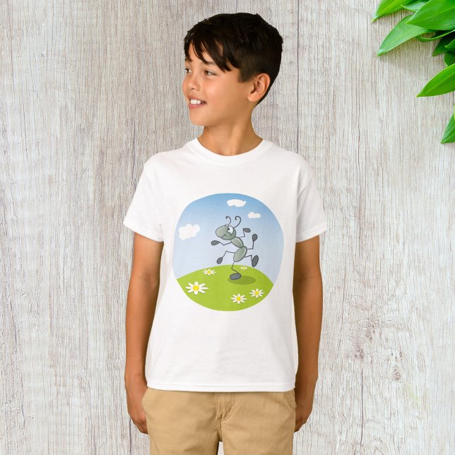 Dansande myra på gräs med blommor t shirt (Skapare uppladdad)