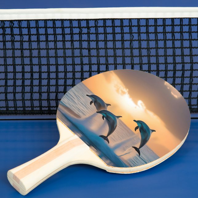 Dansar i skymningen: Tre delfiner som hoppar  Pingisracket (Insitu)