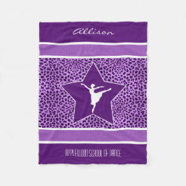 Dansare i purpurfärgat Cheetahtryck med monogramen Fleecefilt