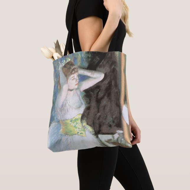 Dansare i sin omklädningsrum av Edgar Degas Tygkasse (Närbild)
