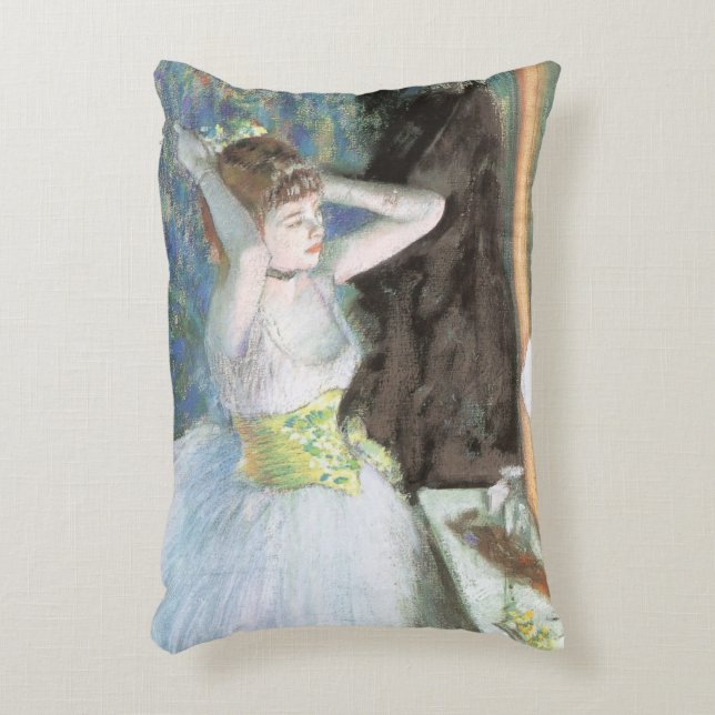 Dansare i sin påklädningsrum av Edgar Degas Prydnadskudde (Framsidan(Vertikal))
