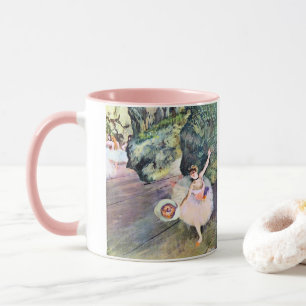 Dansare med en bukett blommor av Edgar Degas Mugg
