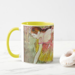 Dansare som böjer sig ned av Edgar Degas, balettko Mugg