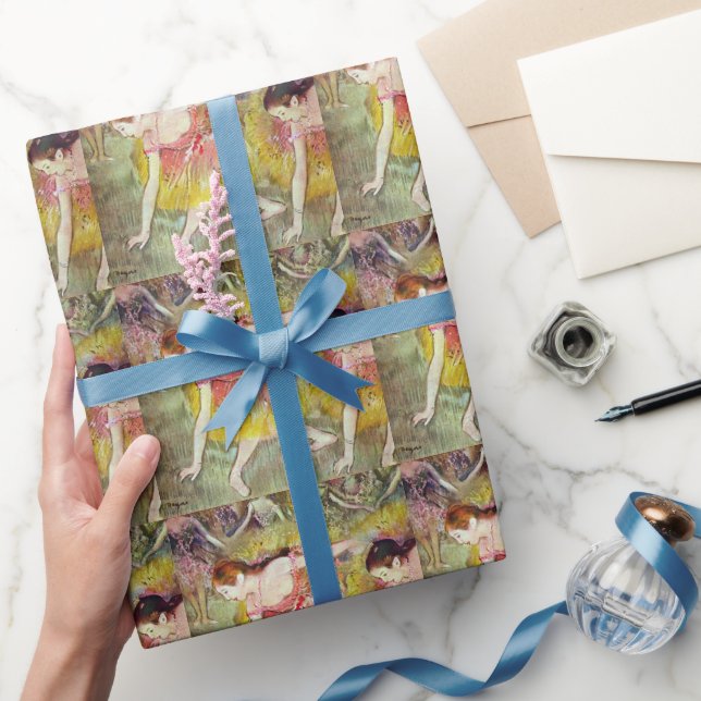 Dansare som böjer sig ned av Edgar Degas, balettko Presentpapper (Gifting)