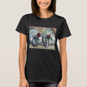 Dansare som snörar sina skor av Edgar Degas T Shirt