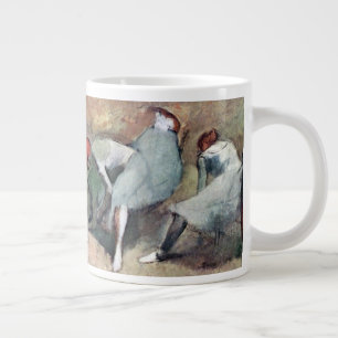 Dansare som snürar sina skor av Edgar Degas Jumbo Mugg