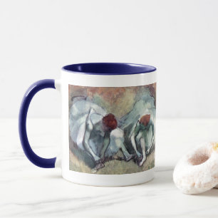 Dansare som snürar sina skor av Edgar Degas Mugg