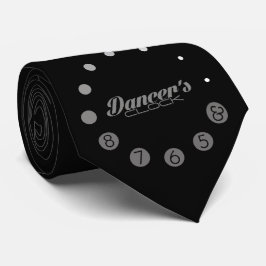 Dansare tar tid på med numrerar för en dansare slips