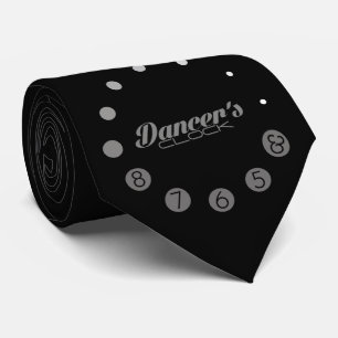 Dansare tar tid på med numrerar för en dansare slips