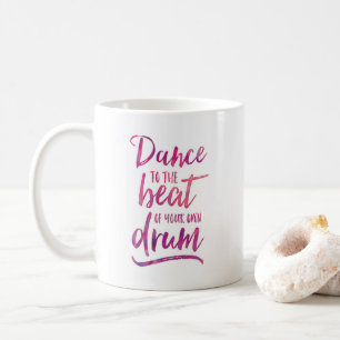 Dansen till takten av ditt eget trummar den kaffemugg