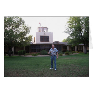 Danskpresenter kontrollerar torn hälsningskort