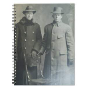 Dapperbrotrar i överstrykningar av RPPC B&W-fotobi Anteckningsbok