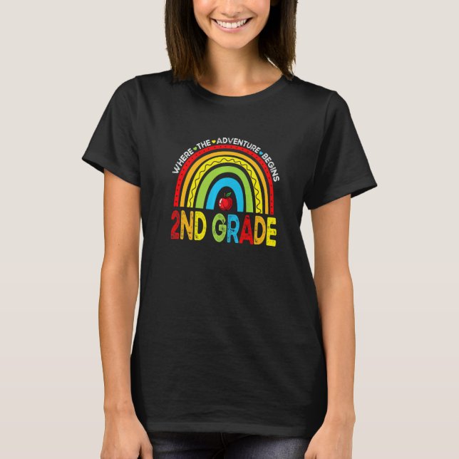 där Äventyr börjar andra Klass regnbåge först T Shirt (Framsida)