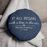 Där det hela började med Romantic Valentines day P Rund Kudde<br><div class="desc">Där allt började... Den kudde som har plats och datum för ditt möte, med ett vackert hjärta. Välj ditt eget färg och anpassa anpassad design med ditt eget namn och egen text. Perfektens gåva för att berätta om kärlek på Alla hjärtans dag, årsdagen eller Bröllop och fira början på något...</div>
