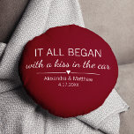 Där det hela började med Romantic Valentines day P Rund Kudde<br><div class="desc">Där allt började... Den kudde som har plats och datum för ditt möte, med ett vackert hjärta. Välj ditt eget färg och anpassa anpassad design med ditt eget namn och egen text. Perfektens gåva för att berätta om kärlek på Alla hjärtans dag, årsdagen eller Bröllop och fira början på något...</div>