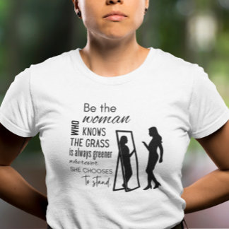 Där en kvinna står Motivations T-shirt