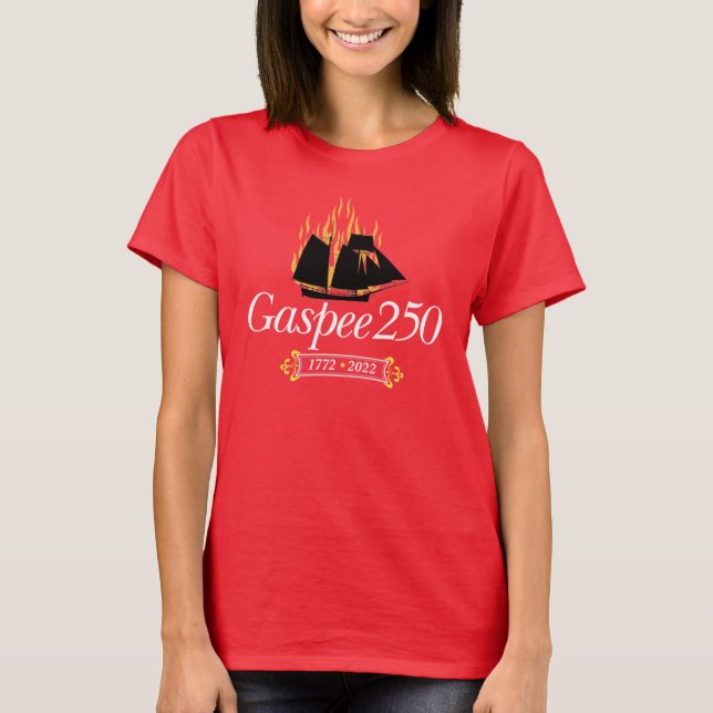 DAR Gaspee250 - Kursiv Logotyp på rött T Shirt (Framsida)