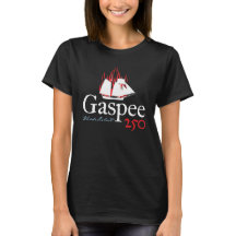 DAR Gaspee250 Rustic Logotyp på Black T-Shirt