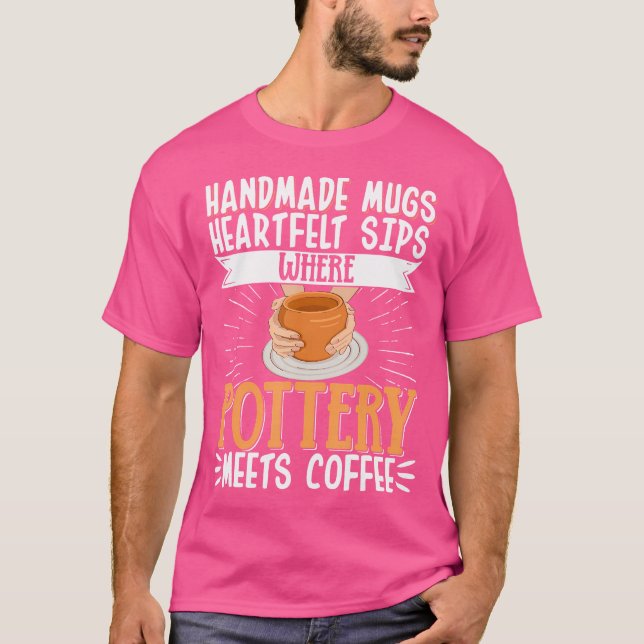 Där Keramik Möter Kaffe Keramikkramare T Shirt (Framsida)